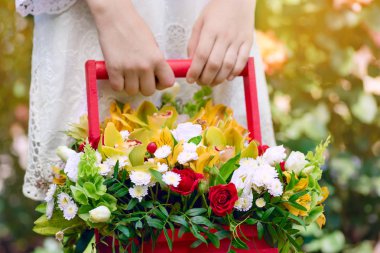 Çiçek güzel bir kompozisyon onun elinde tutan bir kız