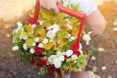 Çiçek güzel bir kompozisyon onun elinde tutan bir kız