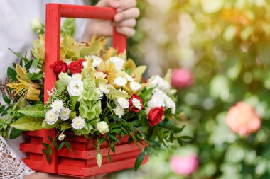 Çiçek güzel bir kompozisyon onun elinde tutan bir kız