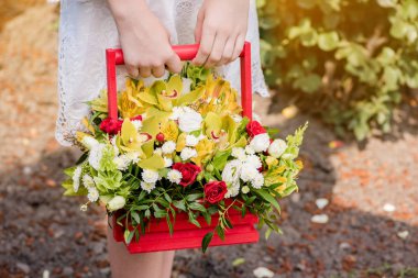 Çiçek güzel bir kompozisyon onun elinde tutan bir kız