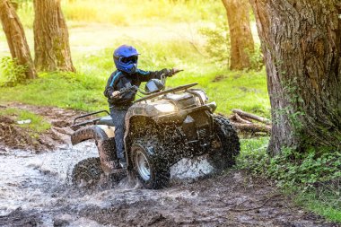 ATV nehir üzerinde seyahat