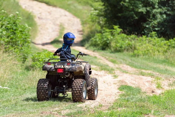 Uma Viagem Atv Estrada Vermelha — Fotografia de Stock