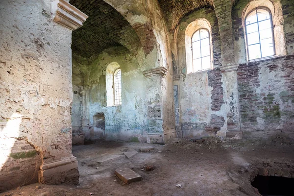 Chervone eski bir kilise kalıntıları. Ukrayna