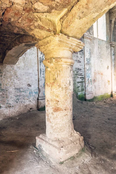 Chervone eski bir kilise kalıntıları. Ukrayna