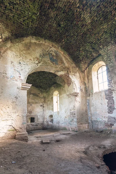Chervone eski bir kilise kalıntıları. Ukrayna