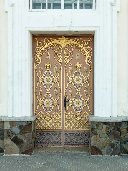 Antik metal kapılar. Pochaev Lavra. Ukrayna
