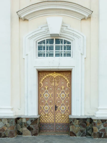 Antik metal kapılar. Pochaev Lavra. Ukrayna