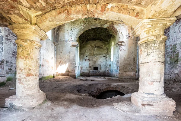 Chervone eski bir kilise kalıntıları. Ukrayna