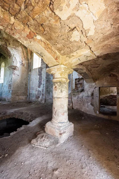 Chervone eski bir kilise kalıntıları. Ukrayna