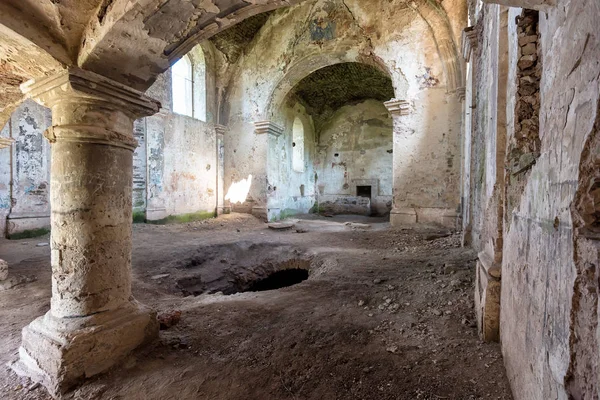 Chervone eski bir kilise kalıntıları. Ukrayna
