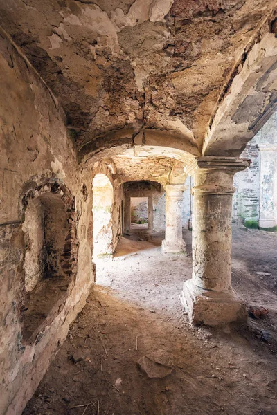 Chervone eski bir kilise kalıntıları. Ukrayna