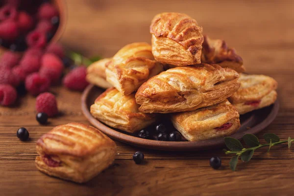 Ahududu reçeli ile taze lezzetli hamur işleri.