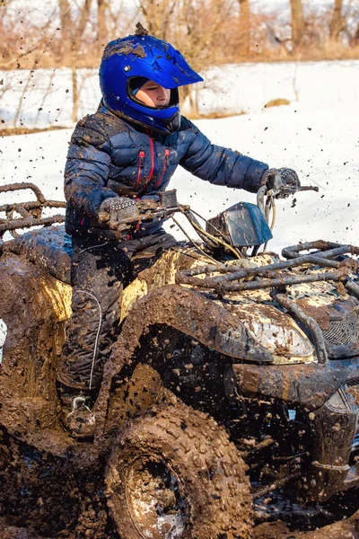 Ragazzo Sta Cavalcando Fuoristrada Atv — Foto Stock