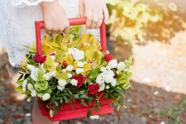 Çiçek güzel bir kompozisyon onun elinde tutan bir kız