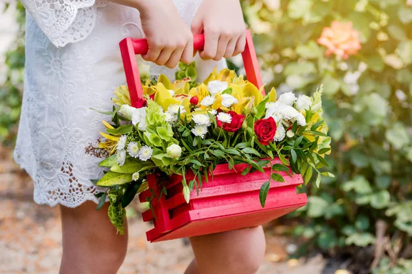 Çiçek güzel bir kompozisyon onun elinde tutan bir kız