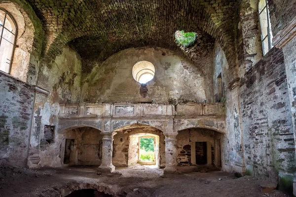 Chervone eski bir kilise kalıntıları. Ukrayna