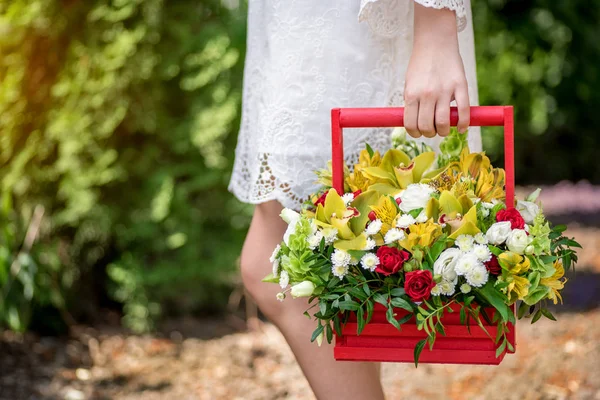 Çiçek güzel bir kompozisyon onun elinde tutan bir kız