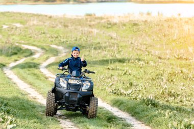 Çocuk bir Atv üzerinde seyahat.