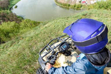 Çocuk bir Atv üzerinde seyahat.