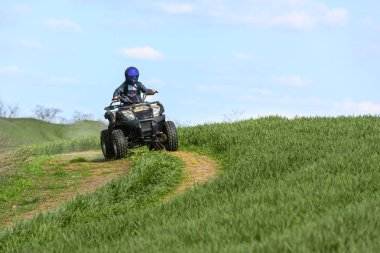 Çocuk off-road bir Atv sürme.