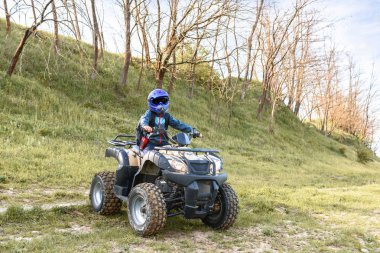 Atv üzerinde adam yoldan biniyor.