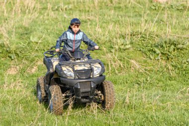 Güzel bir bölgede bir quad bisiklet çocuk patenleri.