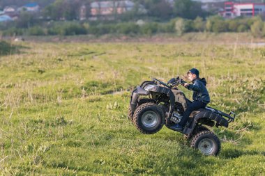Güzel bir bölgede bir quad bisiklet çocuk patenleri.