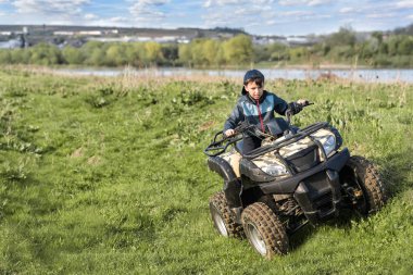 Çocuk bir Atv üzerinde seyahat.