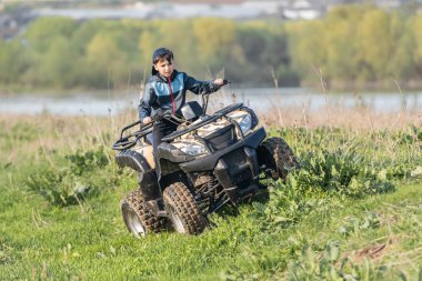 Çocuk bir Atv üzerinde seyahat.