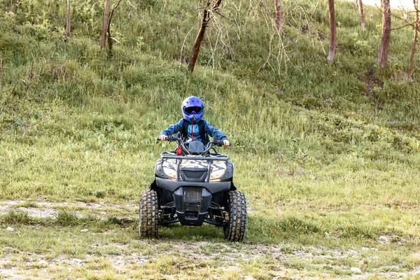 Homem Atv Está Sair Estrada — Fotografia de Stock