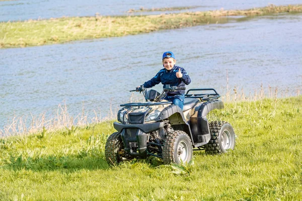 Chlapec Cestování Atv — Stock fotografie