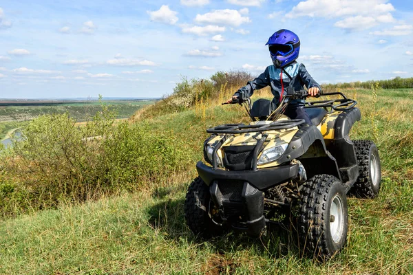 Menino Está Montando Atv Road — Fotografia de Stock