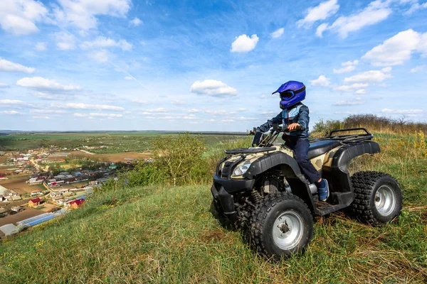 Rapaz Está Viajar Num Atv Bela Vista — Fotografia de Stock