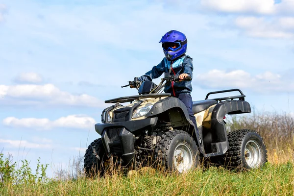 Çocuk off-road bir Atv sürme.