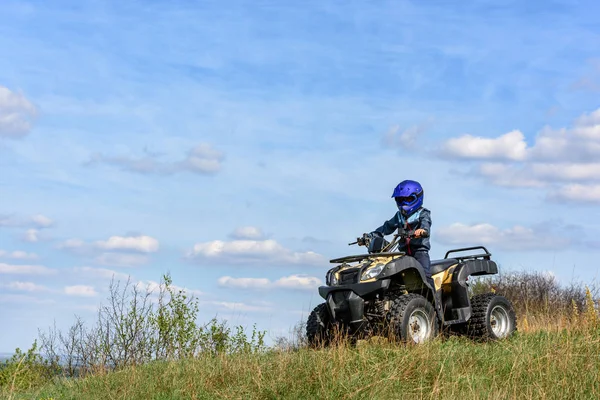 Menino Está Montando Atv Road — Fotografia de Stock