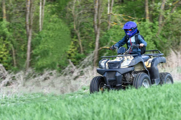 Güzel bir bölgede bir quad bisiklet çocuk patenleri.