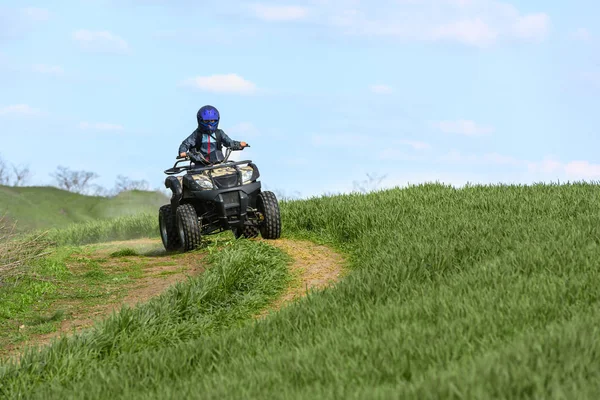 Chlapec Koni Atv Road — Stock fotografie