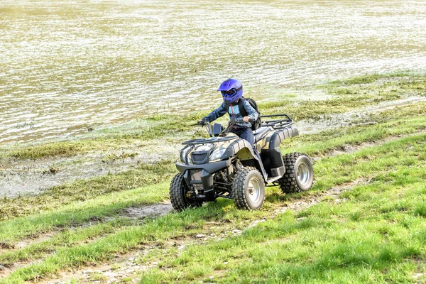 Menino Está Viajando Atv — Fotografia de Stock