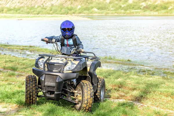 Menino Está Viajando Atv — Fotografia de Stock