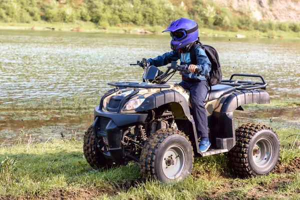 Menino Está Viajando Atv — Fotografia de Stock