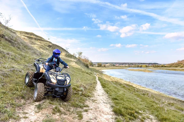 Rapaz Está Viajar Num Atv Bela Vista — Fotografia de Stock