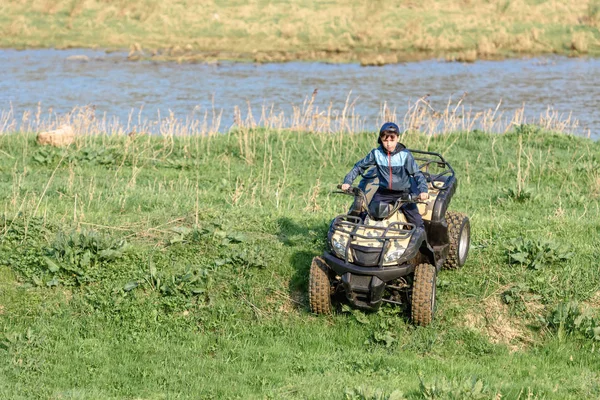 Menino Está Viajando Atv — Fotografia de Stock