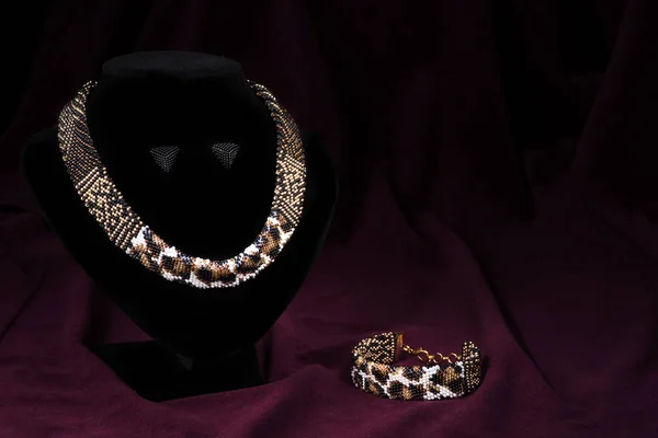 Mehrfarbige Perlenkette Auf Einer Schaufensterpuppe Auf Schwarzem Hintergrund Platz Für — Stockfoto