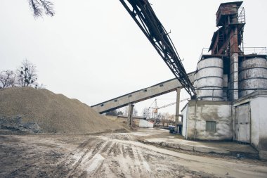 Üç siloları ve Konveyör ile küçük çimento fabrikası