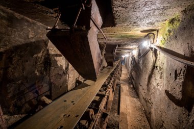 Konveyör bant çimento fabrikasında boş oturur.