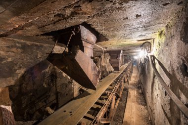 Konveyör bant çimento fabrikasında boş oturur.