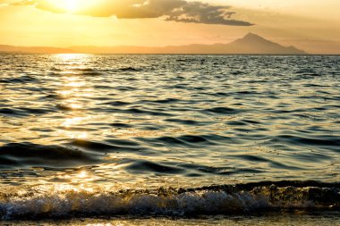 Denizin üzerinde bekletin. Plaj şemsiyeleri ve kayakçılar.