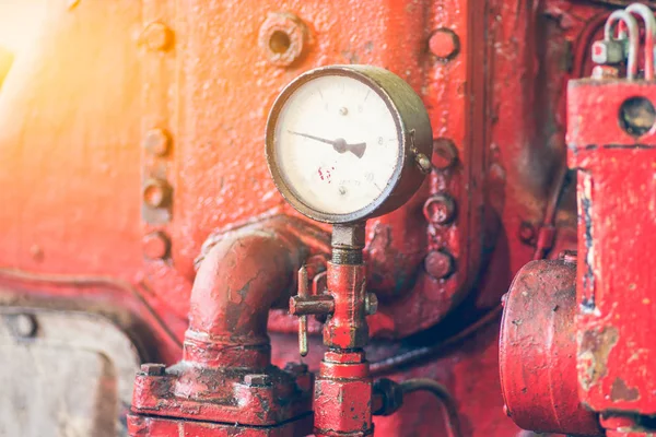 Endüstriyel bir kompresör üzerinde Manometre