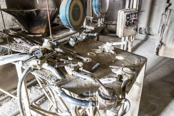 Bir tren istasyonunda kırmızı düğme ile eski anahtarı yönetim kurulu panel