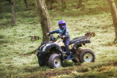 Çocuk bir Atv üzerinde seyahat.